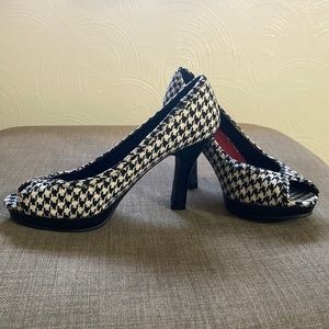 Madden girl heels. Peep toe. Houndstooth. Size 8 1/2